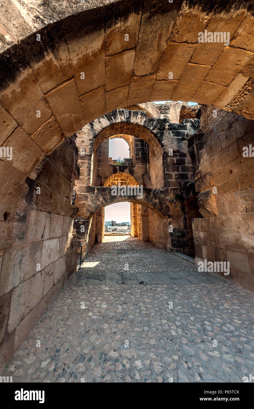 La Tunisia, El Jem. Anfiteatro gordiano con una capacità di quaranta mila persone è giustamente chiamato il Golden Crown dell Africa. Foto Stock