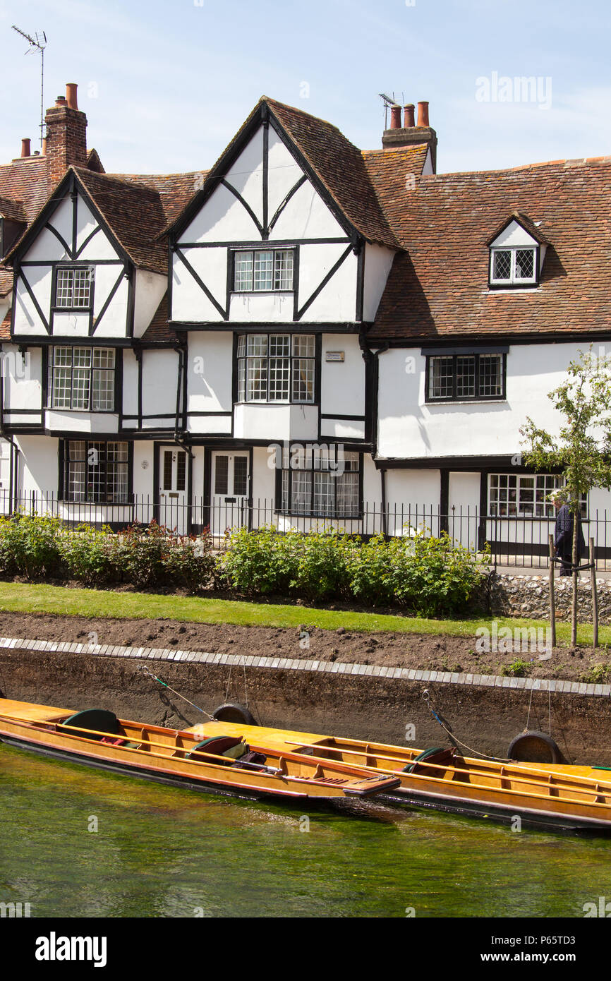Città di Canterbury, Inghilterra. Riverside proprietà residenziali a Canterbury il Westgate Grove, con sterline ormeggiato sul fiume grande Stour. Foto Stock