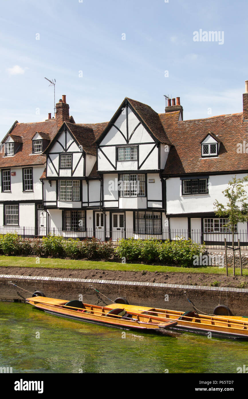 Città di Canterbury, Inghilterra. Riverside proprietà residenziali a Canterbury il Westgate Grove, con sterline ormeggiato sul fiume grande Stour. Foto Stock