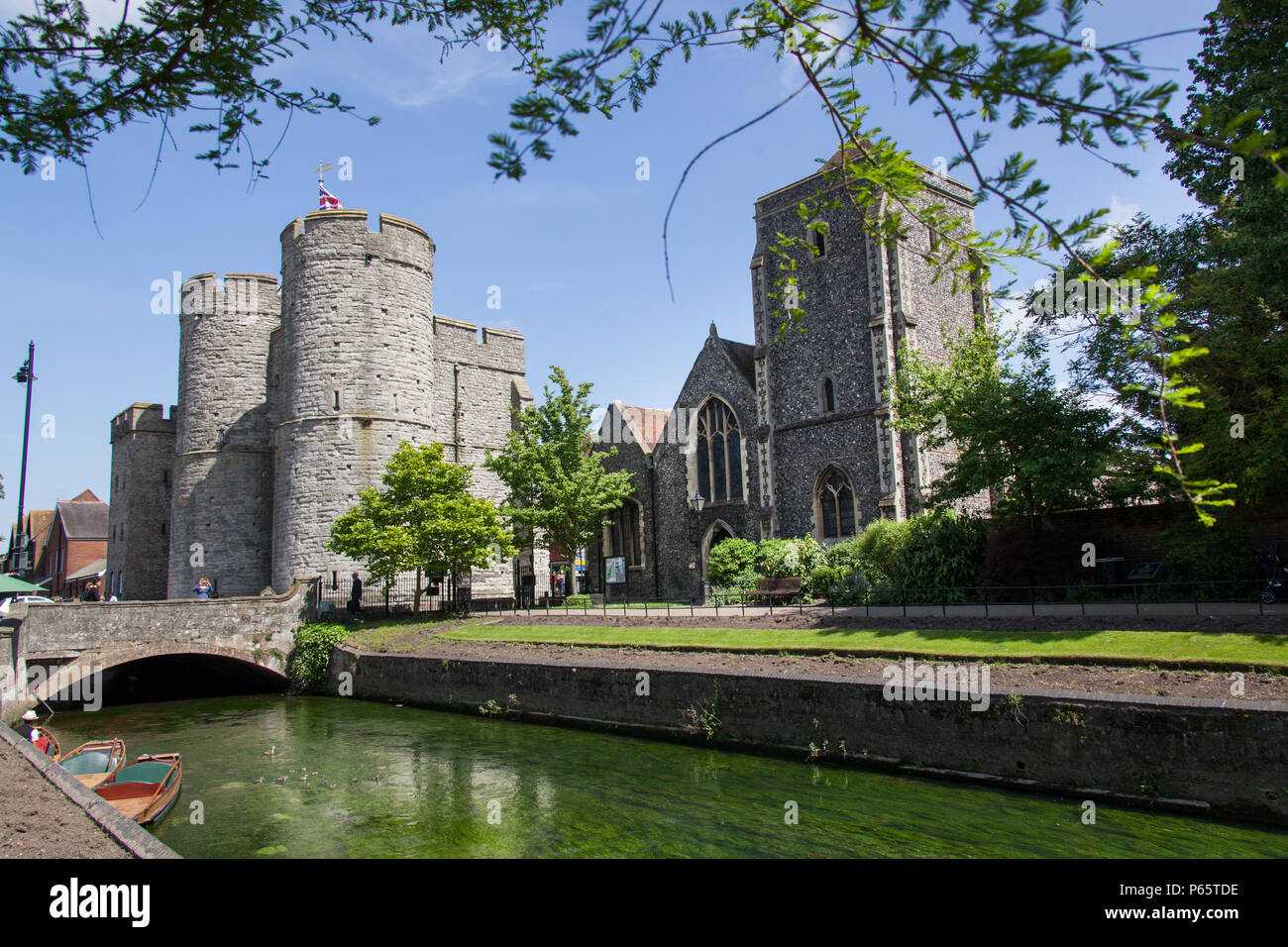 Città di Canterbury, Inghilterra. Vista pittoresca del medievale Westgate towers con il grande Stour in primo piano. Foto Stock