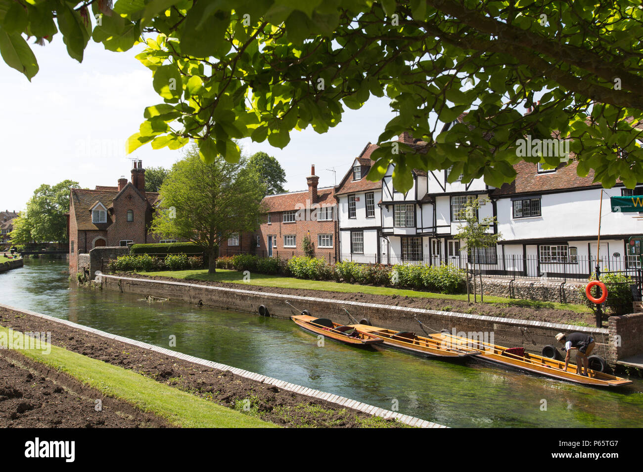 Città di Canterbury, Inghilterra. Riverside proprietà residenziali a Canterbury il Westgate Grove, con sterline ormeggiato sul fiume grande Stour. Foto Stock