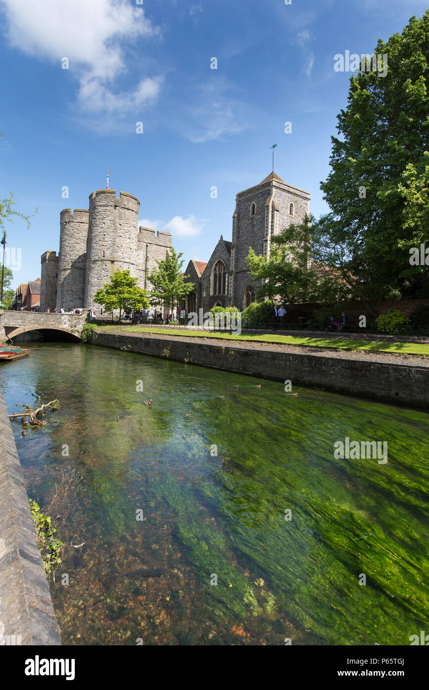 Città di Canterbury, Inghilterra. Vista pittoresca del medievale Westgate towers con il grande Stour in primo piano. Foto Stock