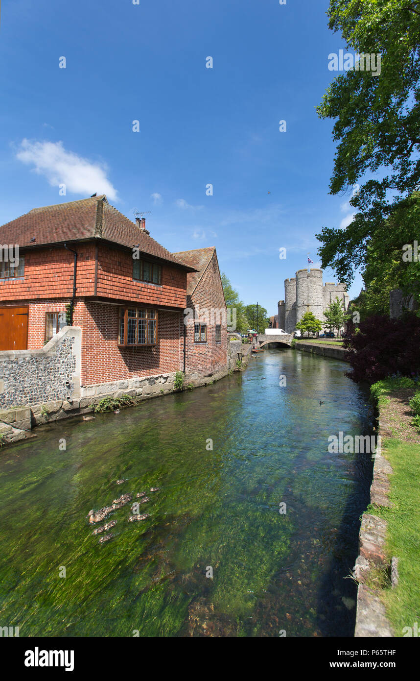 Città di Canterbury, Inghilterra. Vista pittoresca del fiume grande Stour, il medievale Westgate torri con in sottofondo. Foto Stock