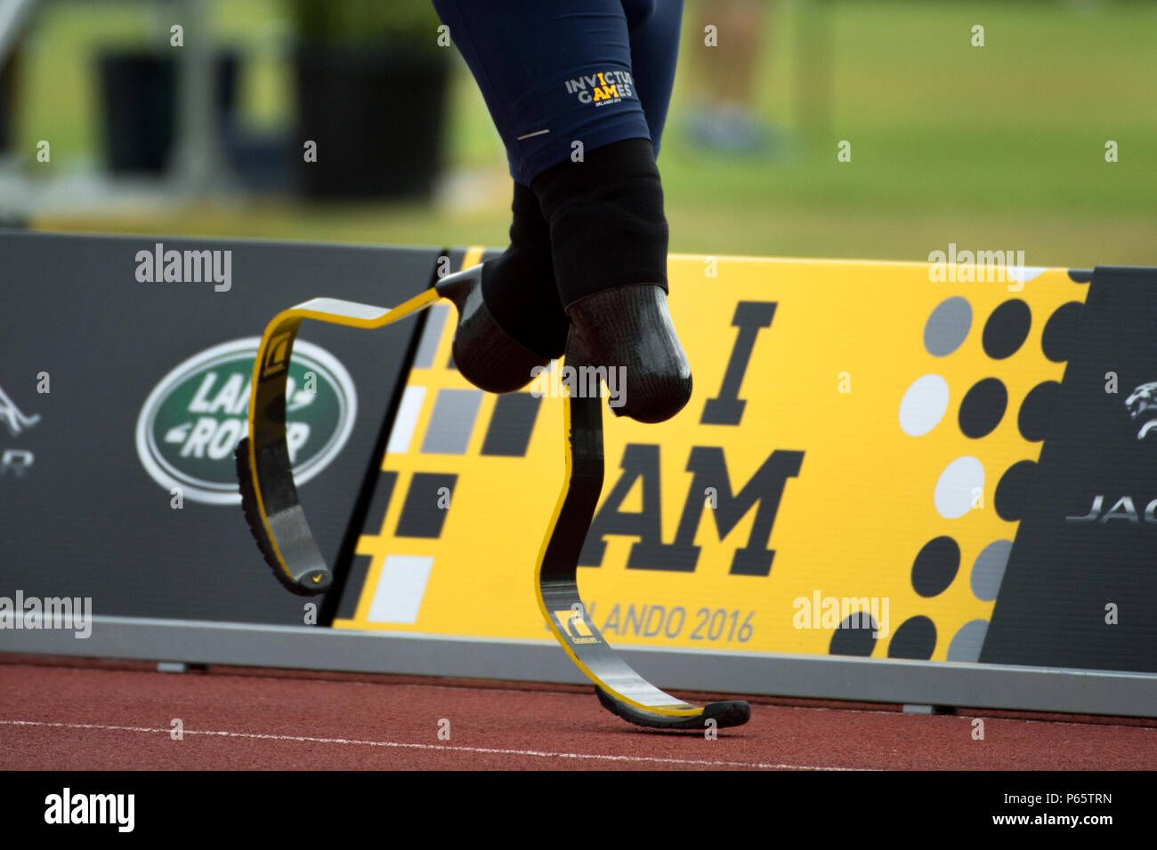 Un runner con una coppia di lame in esecuzione viene eseguito oltre il 2016 Invictus Games slogan di Orlando, Florida il 10 maggio 2016. (DoD News foto da EJ Hersom) Foto Stock