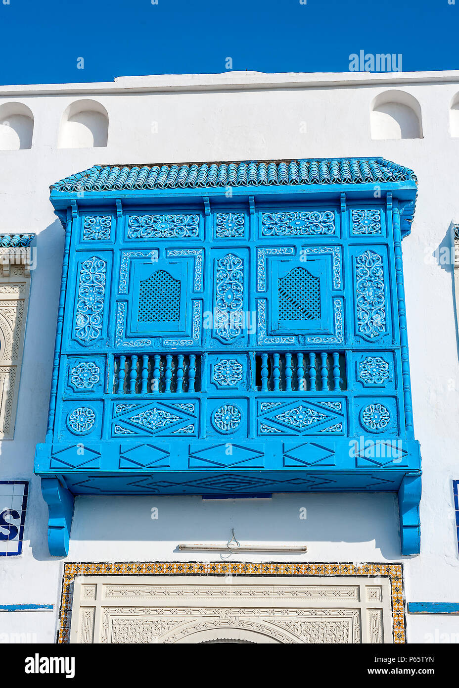 Tunisia Sousse, la medina. Architettura araba abbonda sulle facciate dei balconi di vari tipi, decorata con ornamenti. Foto Stock