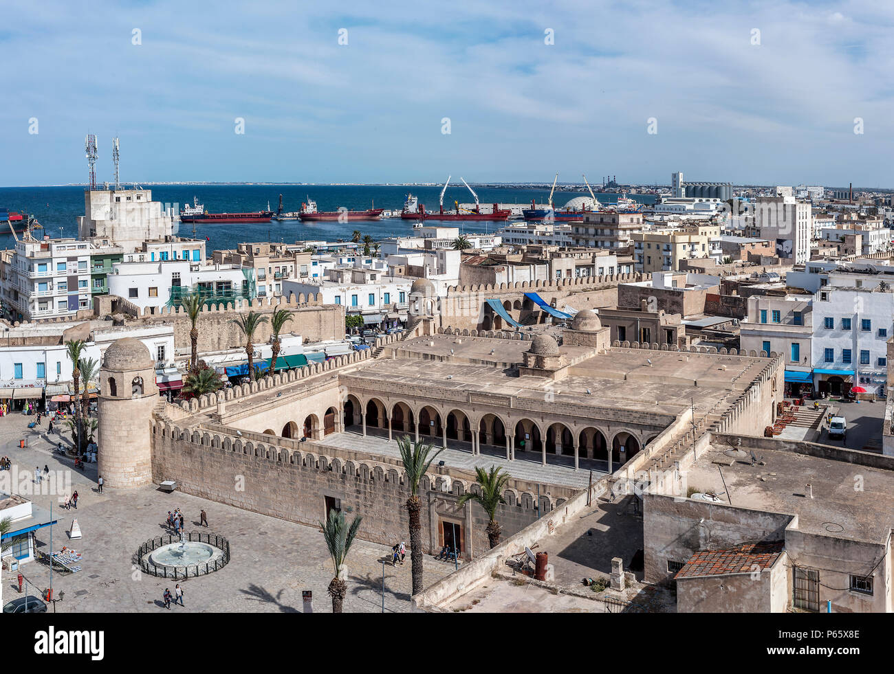 Tunisia Sousse. Panorama della Medina (città vecchia) dalla torre della fortezza di Ribat. La Grande Moschea. Foto Stock