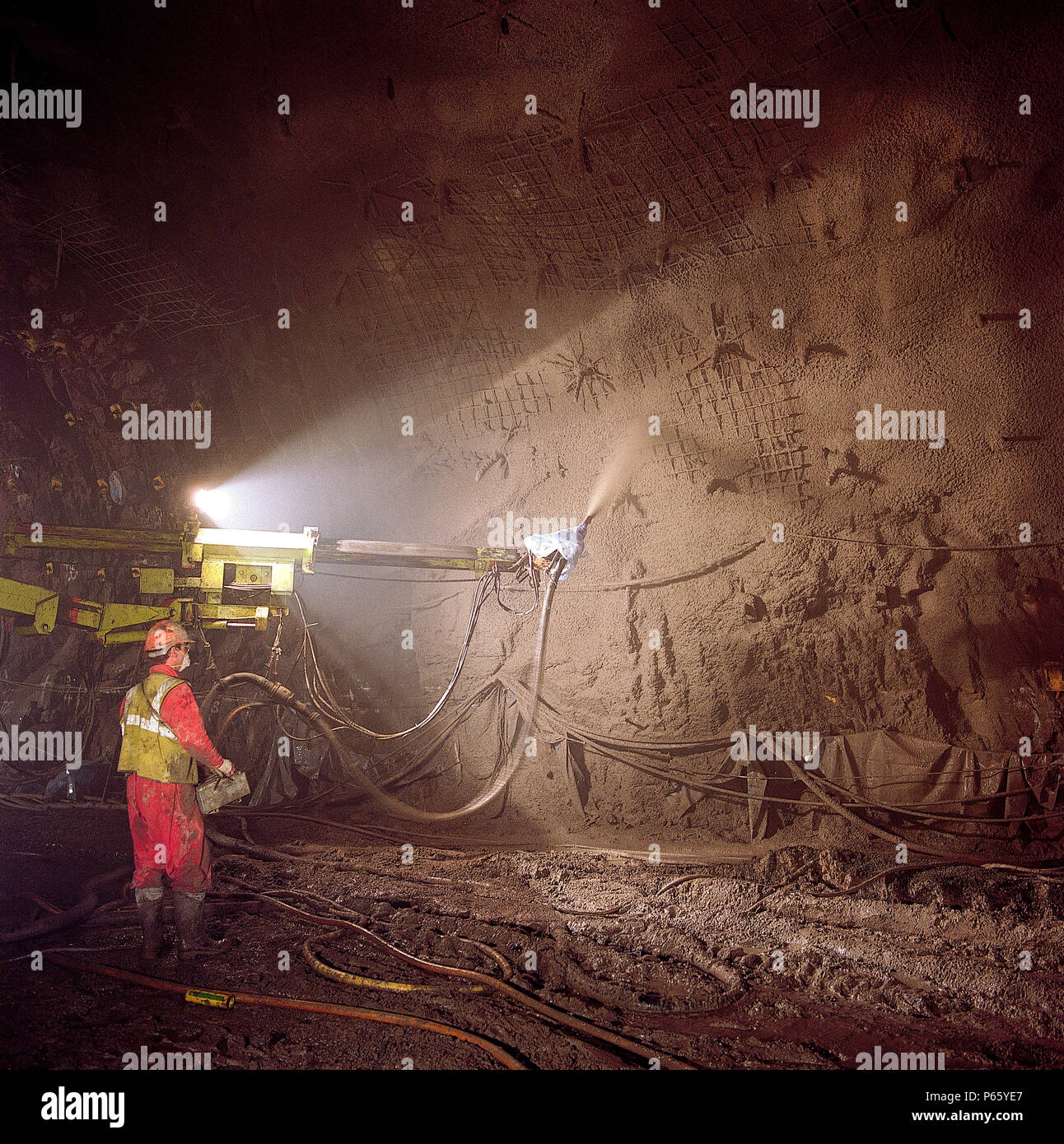 La spruzzatura di calcestruzzo durante la costruzione della Jersey piovane tunnel di sfiato. Isole del Canale, Regno Unito. Foto Stock