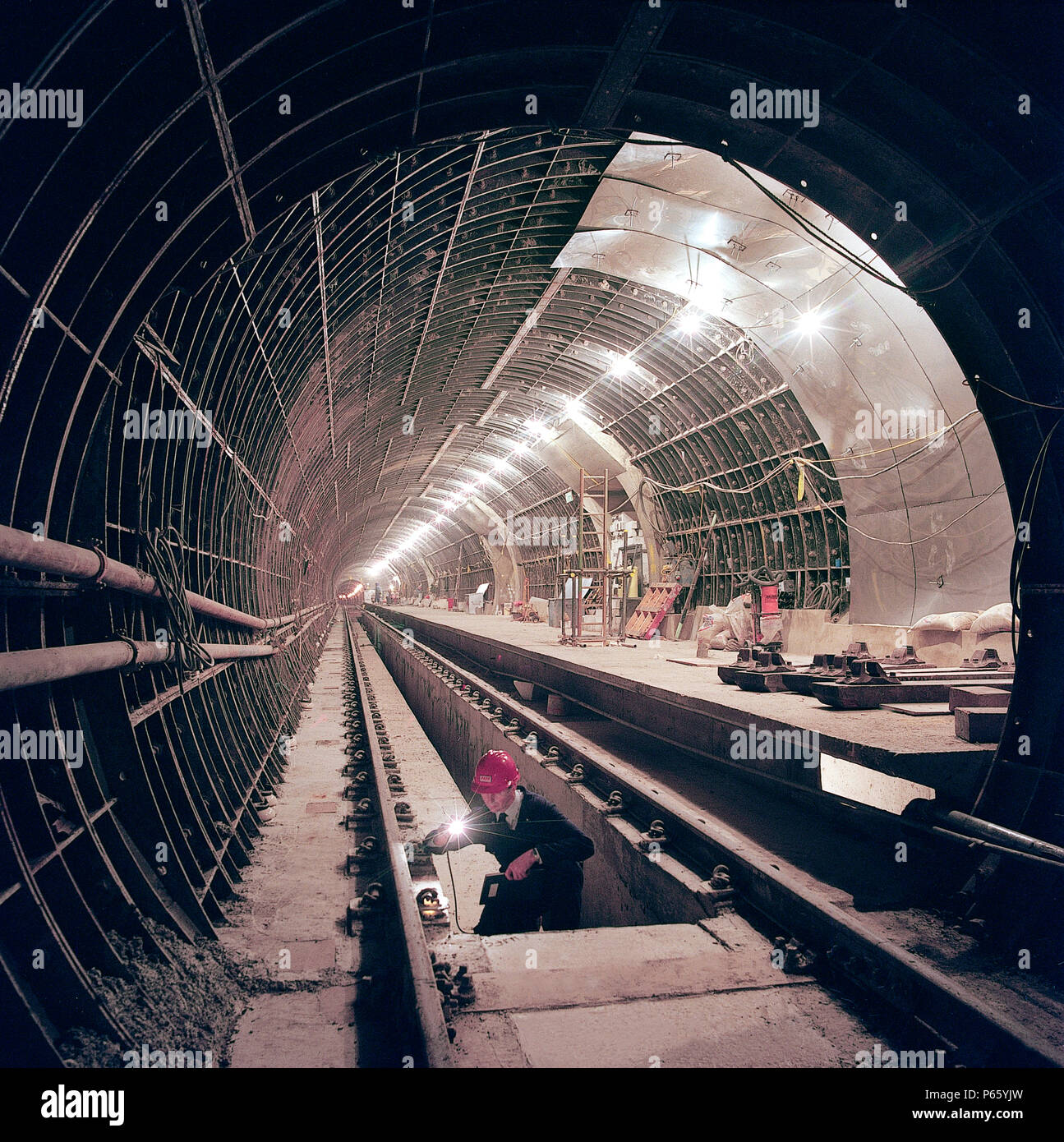 Ingegnere ferroviario di ispezione l'installazione nel nuovo tunnel e nell'area della piattaforma della stazione di angelo. Londra, Regno Unito. Foto Stock