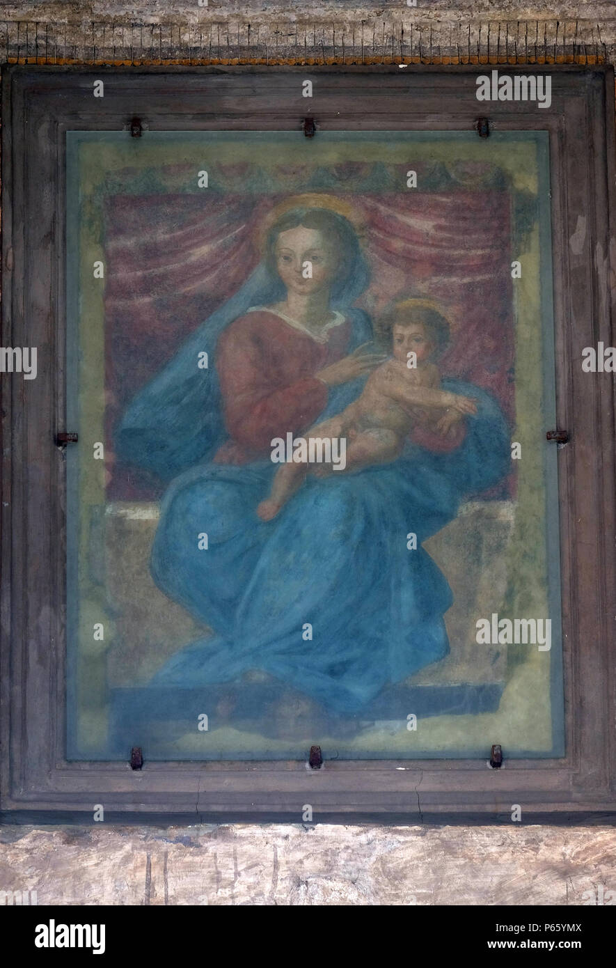 Porta San Gervasio, la lunetta interna decorata da una Madonna con Bambino, Lucca, Toscana, Italia Foto Stock