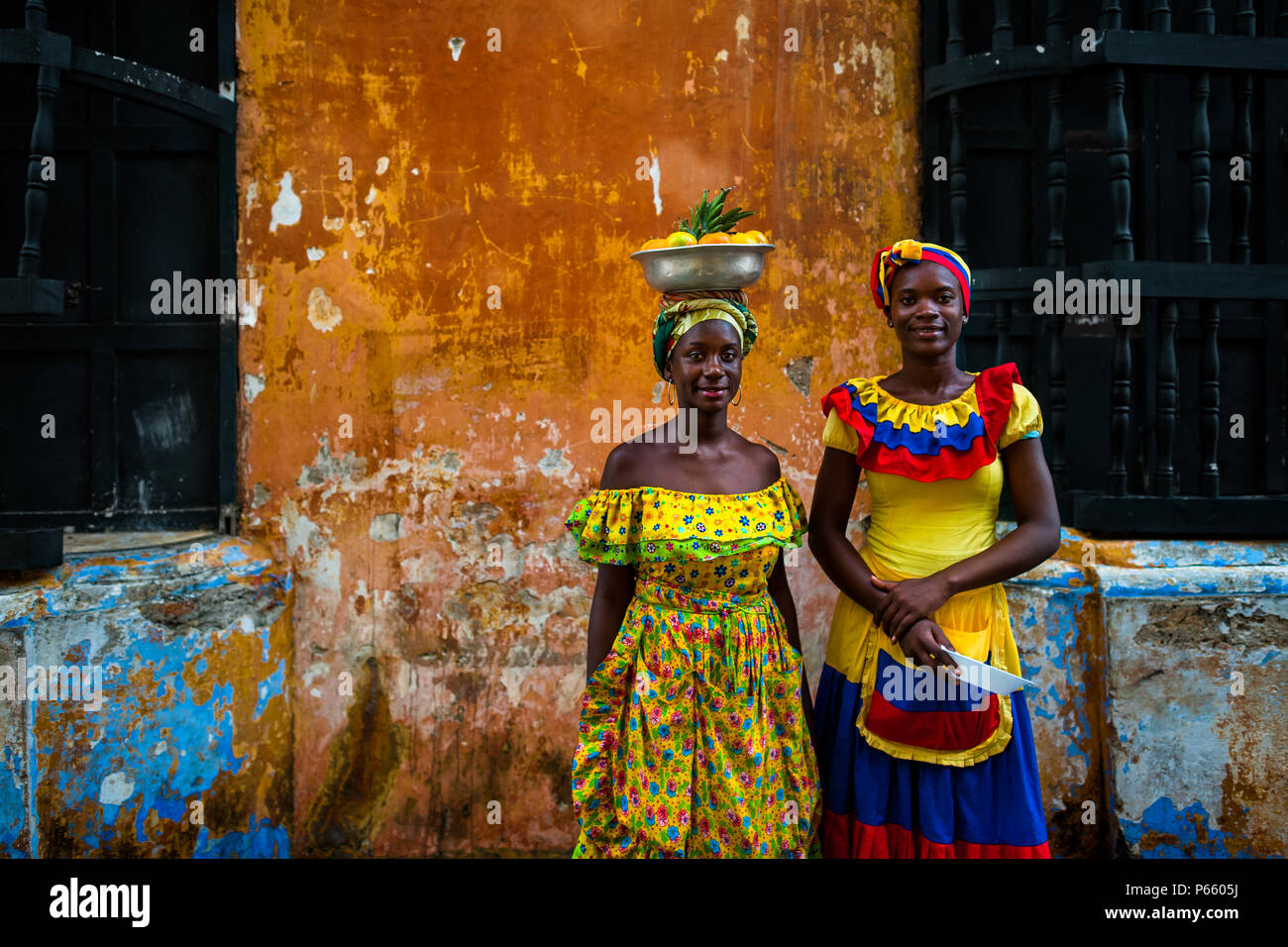 Afro-Colombian ragazze, vestito con il tradizionale 'palenquera' costume, posa per una foto nella città murata di Cartagena, Colombia. Foto Stock