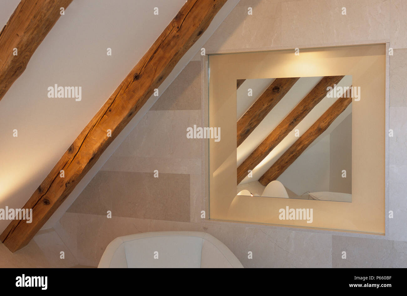 Vista della riflessione di travi di legno in uno specchio Foto Stock