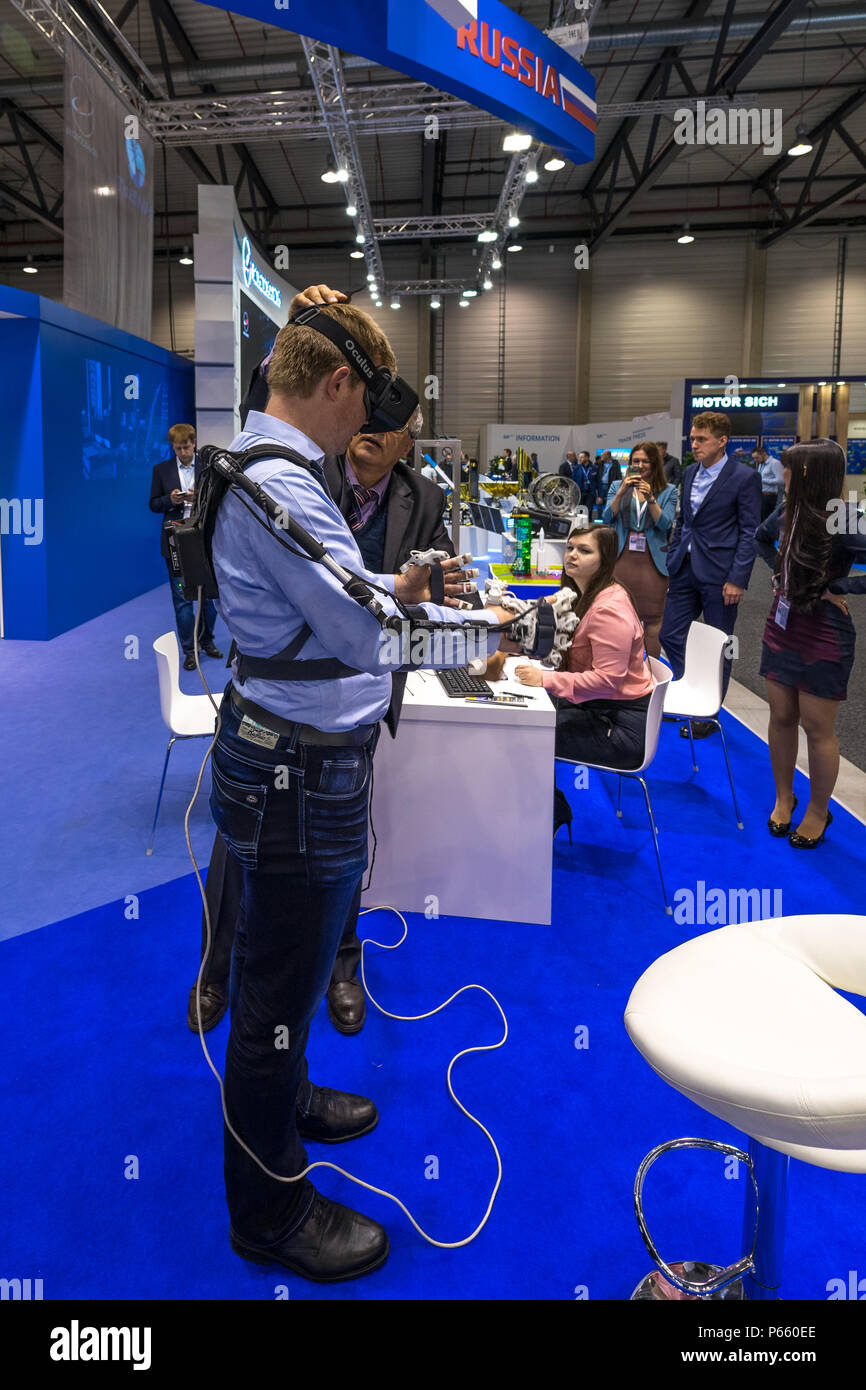 Spazio Pavilion. Lo stand di Roscosmos. Dimostrazione del funzionamento dell'hardware-software complesso di controllo da parte di un robot antropomorfo. Foto Stock