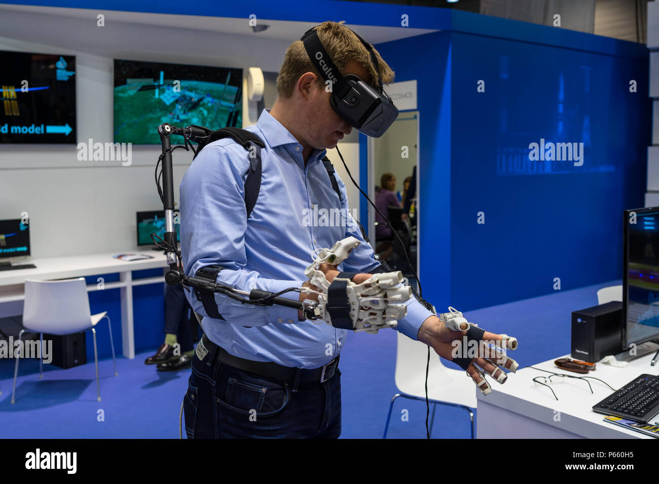 Spazio Pavilion. Lo stand di Roscosmos. Dimostrazione del funzionamento dell'hardware-software complesso di controllo da parte di un robot antropomorfo. Foto Stock