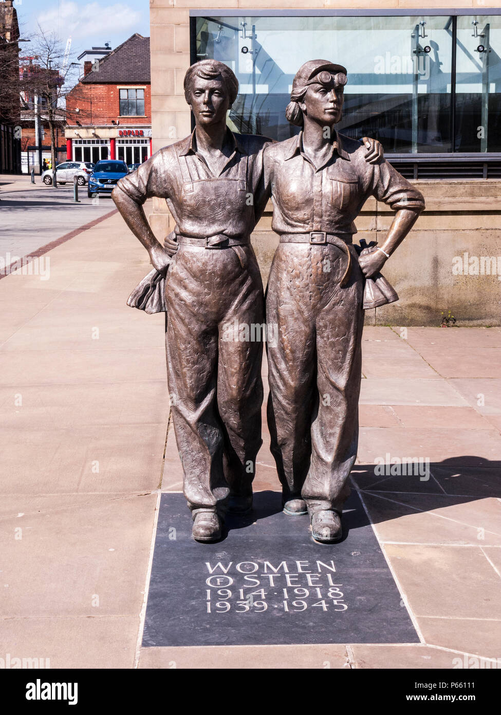 Le donne di acciaio, scultura in bronzo che commemora la donne di Sheffield che ha lavorato nel settore siderurgico durante il WW1 & LA SECONDA GUERRA MONDIALE Foto Stock