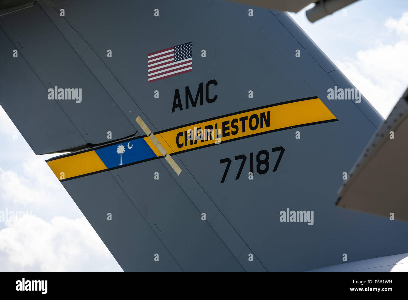 Il empennage di una strategica e tattica di aereo di linea Boeing C-17 Globemaster III. US Air Force. Base comune di Charleston. Foto Stock