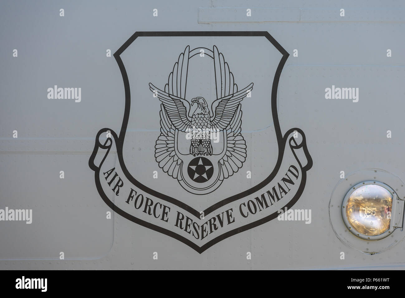 Emblema (Air Force comando Reserve) sulla fusoliera di boeing C-17 Globemaster. US Air Force. Mostra ILA Berlin Air Show 2018. Foto Stock