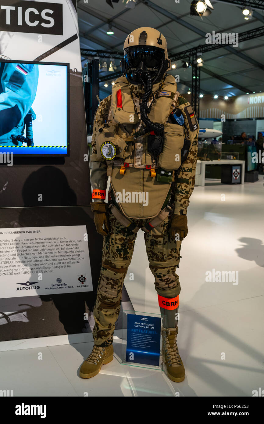 Berlino - 27 Aprile 2018: equipaggiamento protettivo per i piloti "CBRN abbigliamento protettivo', design by AUTOFLUG GmbH. Mostra ILA Berlin Air Show 2018. Foto Stock