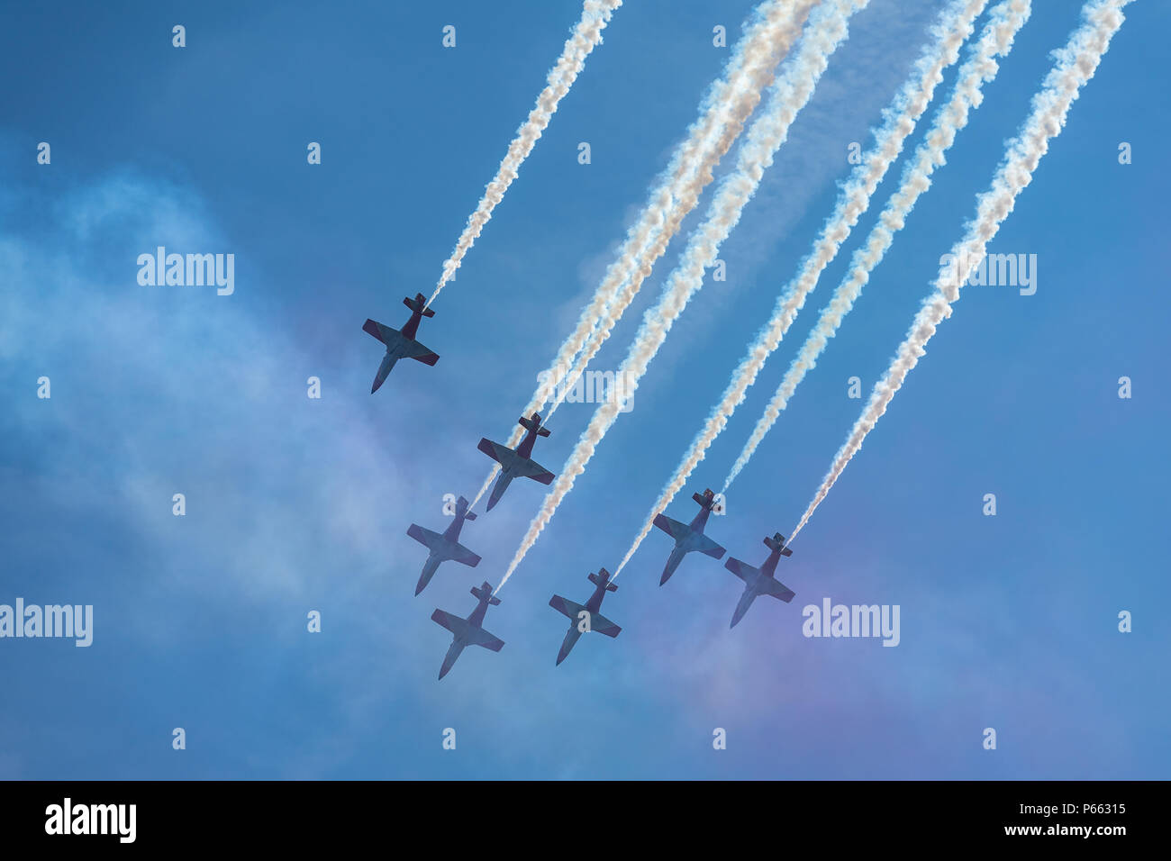 Berlino, Germania - 28 Aprile 2018: dimostrazione di volo da parte del team di acrobazia aerea PATRULLA AGUILA (Eagle Patrol). Mostra ILA Berlin Air Show 2018. Foto Stock