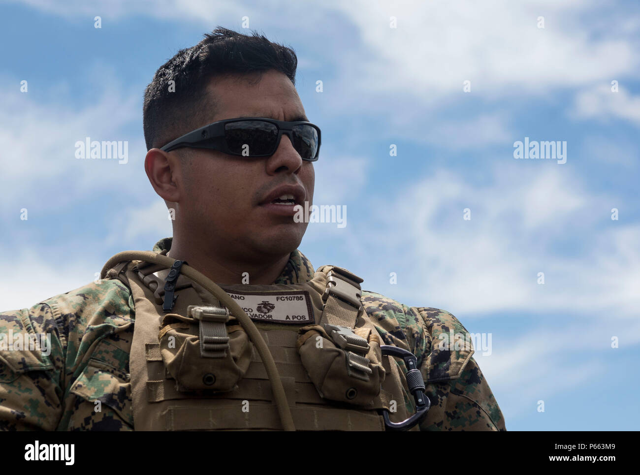 Il sergente Cano Fitzgerald, la cooperazione in materia di sicurezza team advisor, con scopi speciali Air-Ground Marine Task Force-Southern comando, parla di Marines e marinai durante il riepilogo finale a LZ vicino Marine Corps Air Station New River, N.C., 6 maggio 2016. I marines e marinai eseguito un ripristino limitato di aeromobili e personale di esercizio per garantire una risposta rapida in caso di calamità naturali. (U.S. Marine Corps photo by Lance Cpl. Kimberly Aguirre/rilasciato) Foto Stock