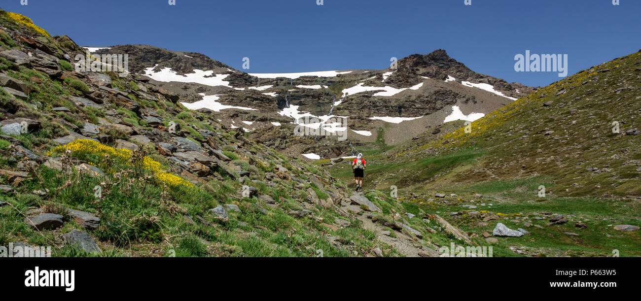 Escursionista ascendente panorama di montagna Foto Stock