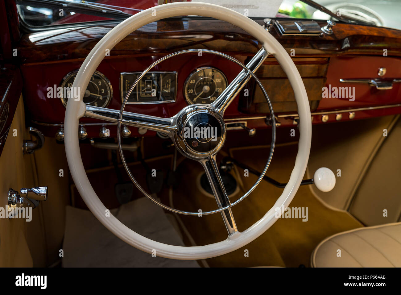 L'interno della metà di dimensioni auto di lusso Mercedes-Benz 170S Cabriolet B (W191), 1951. 31 Berlin-Brandenburg Oldtimer giorno Foto Stock