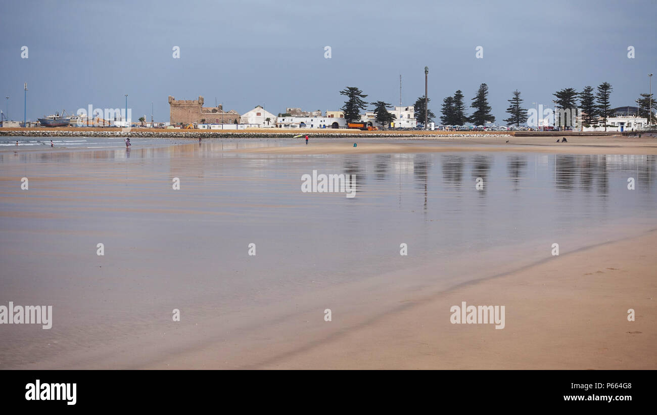 Spiaggia Essaouira in Marocco con l'antica Medina in background Foto Stock
