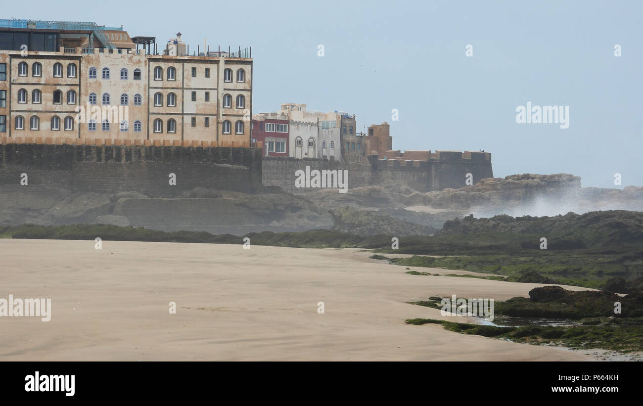 Le pareti della Medina e panoramica generale dell antico porto di Essaouira in Marocco Foto Stock