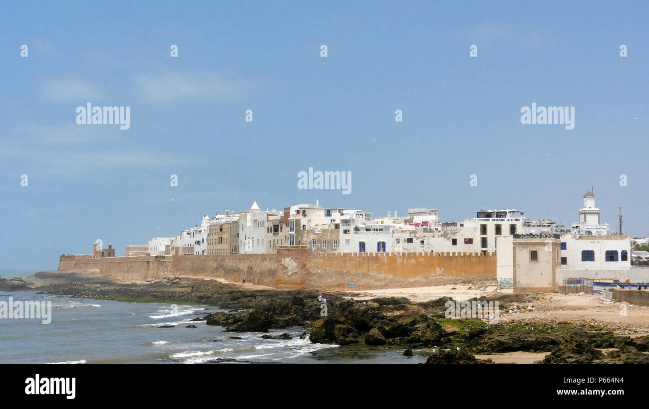 Le pareti della Medina e panoramica generale dell antico porto di Essaouira in Marocco Foto Stock