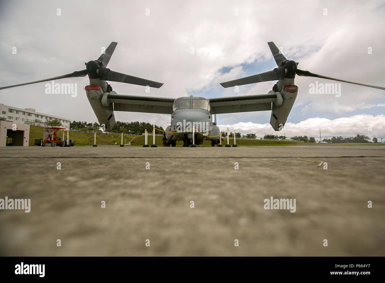 Un MV-22B Osprey è pronta per la partenza della Fuji amicizia Festival il 7 Maggio a bordo di bracci combinato Training Center Fuji. Il festival comprende giochi e divertimento per tutte le età, come case di bounce, face painting e musica dal vivo da artisti locali e gli Stati Uniti 7 Banda della flotta's Orient Express. Il festival ha avuto anche numerose Visualizza sistemi di armi lungo con aeromobili e veicoli. Tra di loro vi erano i serbatoi di giapponese, UH60 Black Hawk e la MV-22B Osprey. Foto Stock