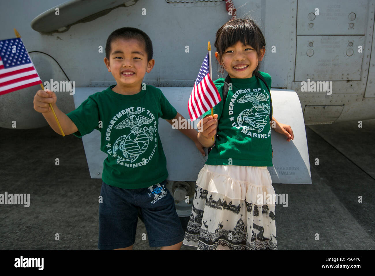 Bambini giapponesi posano per una foto durante la Fuji amicizia Festival il 7 Maggio a bordo di bracci combinato Training Center Fuji, Gotemba, Fuji. Il festival comprende giochi e divertimento per tutte le età, come case di bounce, face painting e musica dal vivo da artisti locali e gli Stati Uniti 7 Banda della flotta's Orient Express. Il festival ha avuto anche numerose Visualizza sistemi di armi lungo con aeromobili e veicoli. Tra di loro vi erano i serbatoi di giapponese, UH60 Black Hawk e la MV-22B Osprey. Foto Stock