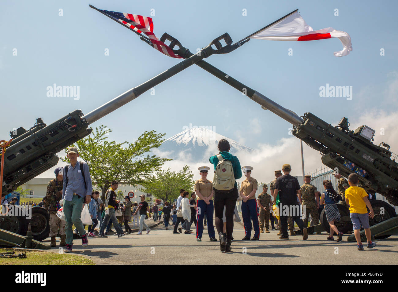 Il monte Fuji vigila la Fuji amicizia Festival il 7 Maggio a bordo di bracci combinato Training Center Fuji, Gotemba, Giappone. Il festival comprende giochi e divertimento per tutte le età, come case di bounce, face painting e musica dal vivo da artisti locali e gli Stati Uniti 7 Banda della flotta's Orient Express. Il festival ha avuto anche numerose Visualizza sistemi di armi lungo con aeromobili e veicoli. Tra di loro vi erano i serbatoi di giapponese, UH60 Black Hawk e la MV-22B Osprey. Foto Stock