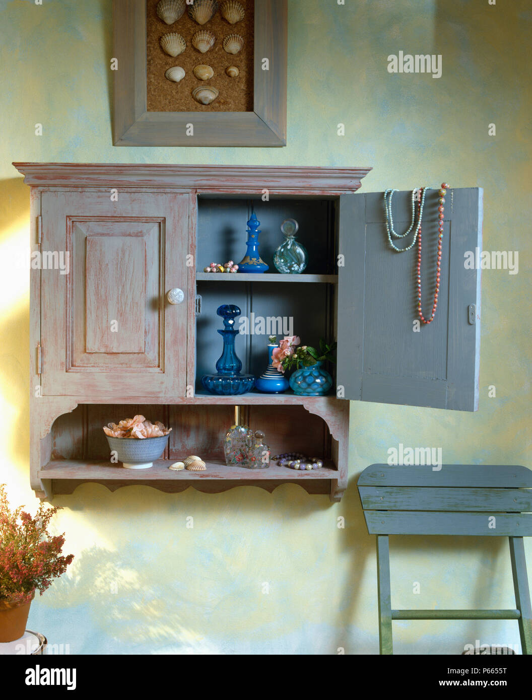 Close-up di armadio a muro con dipinte a mano e invecchiato effetto vernice  Foto stock - Alamy