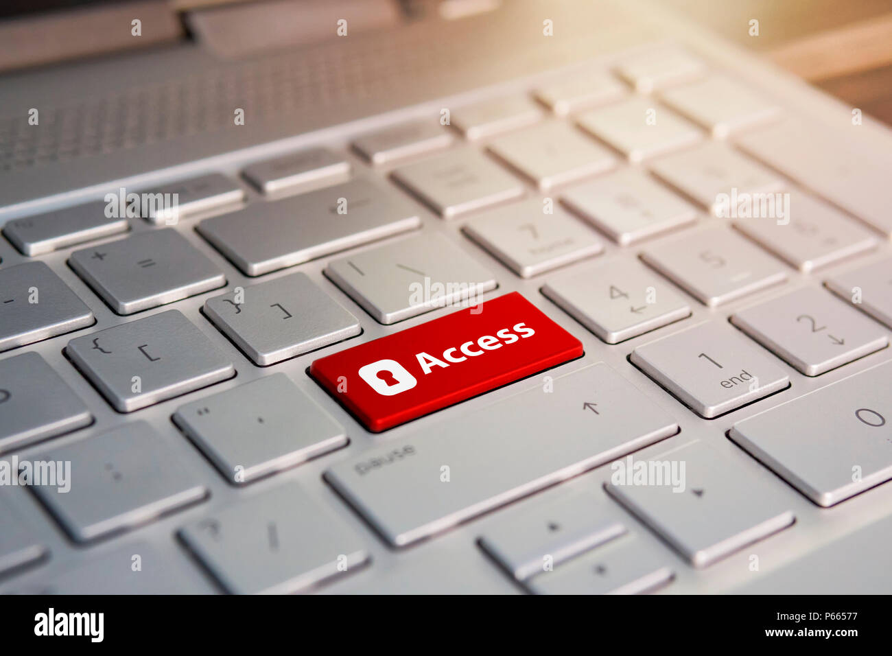 Accesso al tasto di invio e i tasti icona. Pulsante colore sul grigio silver tastiera del moderno ultrabook. La didascalia del pulsante Foto Stock
