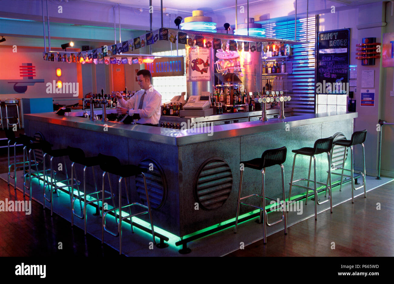 Interno di un moderno bar che mostra le luci al neon Foto stock - Alamy