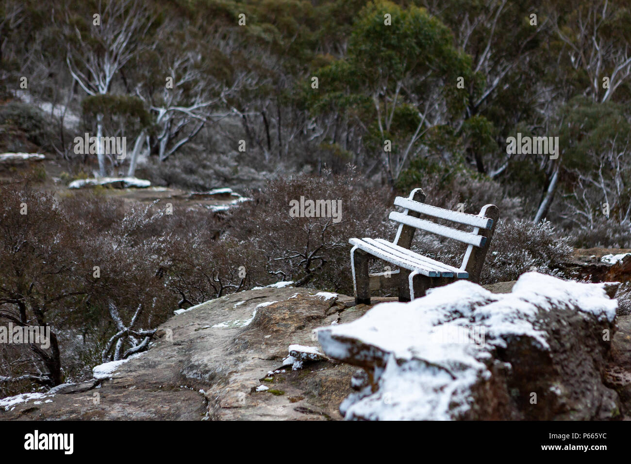 Neve raccolta su un sedile unico a Lithgows parete Hassans belvedere nel Nuovo Galles del Sud Australia il 17 giugno 2018 Foto Stock