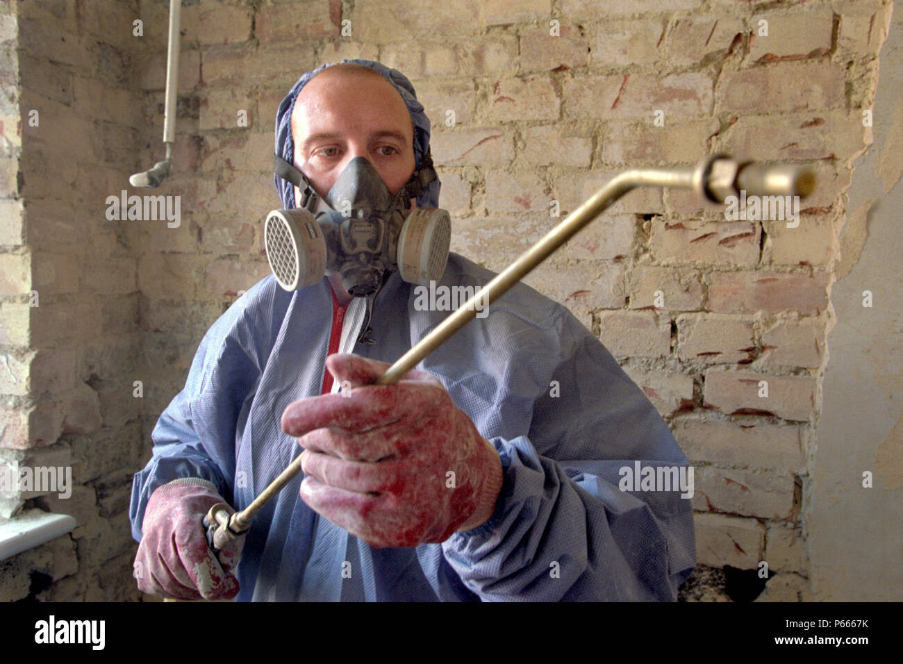 Impermeabilizzanti. L'applicazione di trattamenti chimici con una pistola a spruzzo. Foto Stock