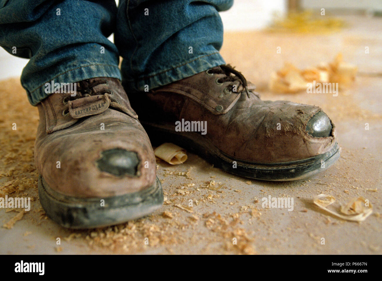 Dettaglio di usurati scarpe di sicurezza Foto Stock