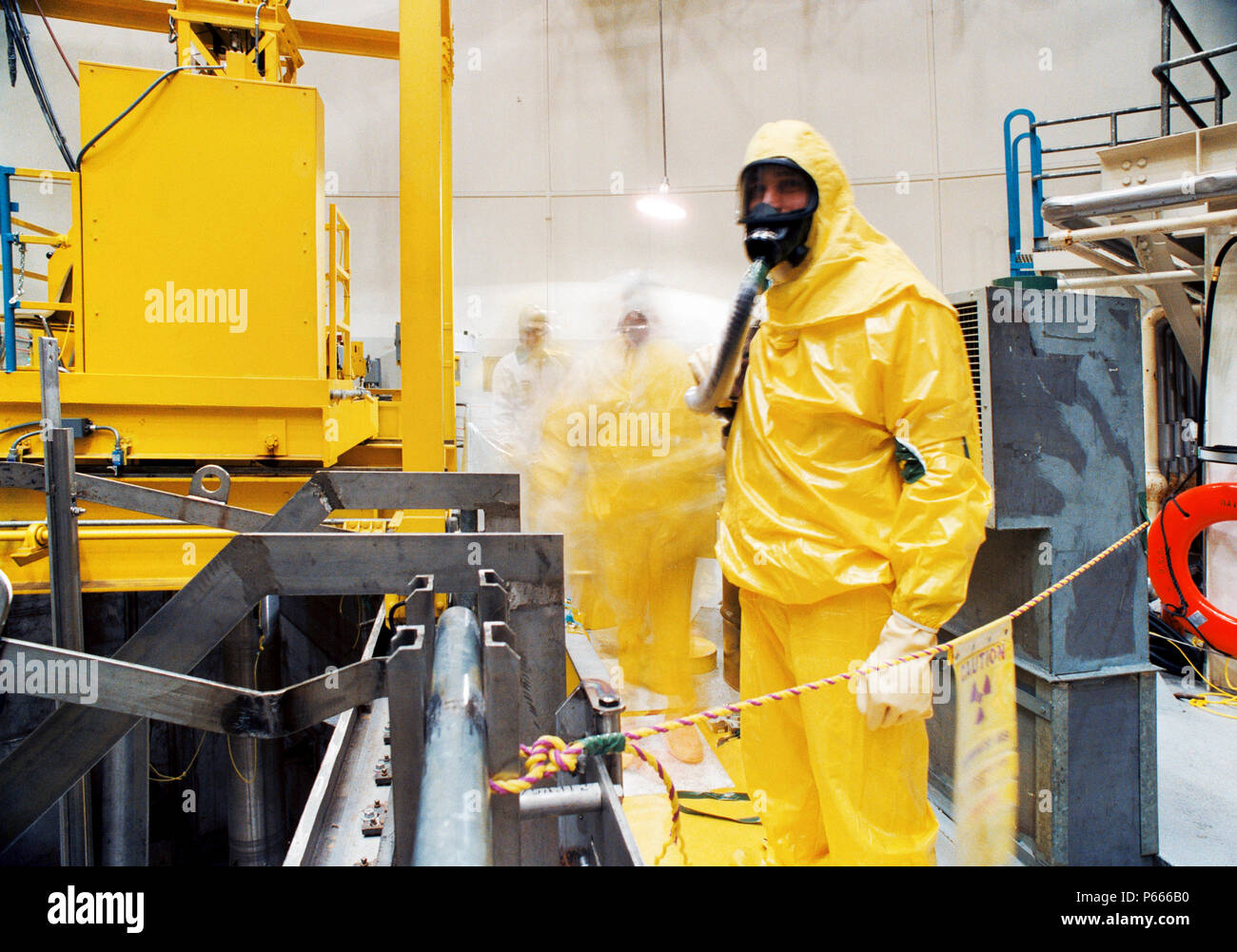 Uomo in tuta di radiazione nel reattore nucleare Foto Stock