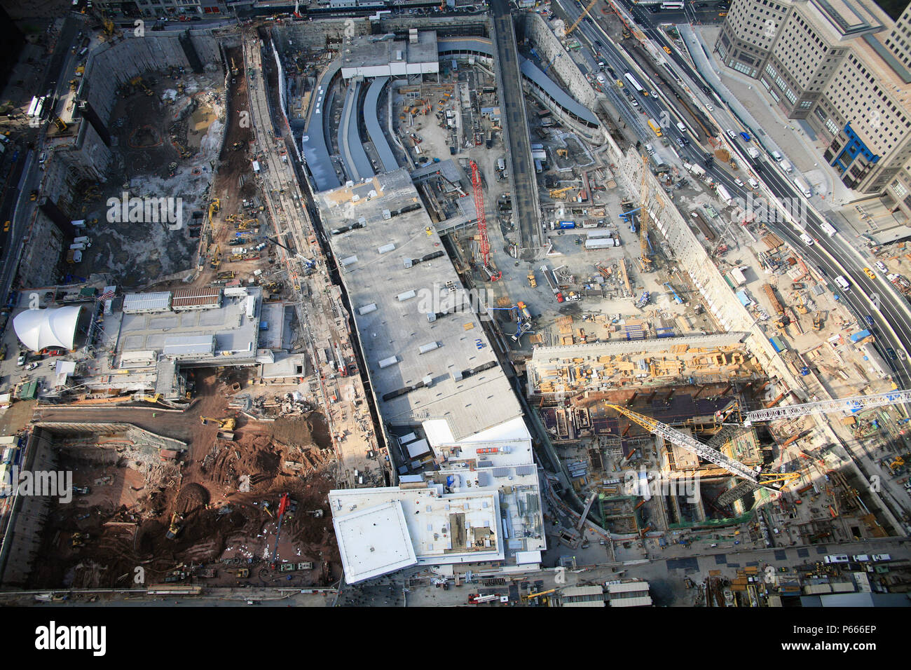 Panoramica del sito del centro del commercio mondiale come visto da 7 WTC, Lower Manhattan, New York City, Stati Uniti d'America Foto Stock