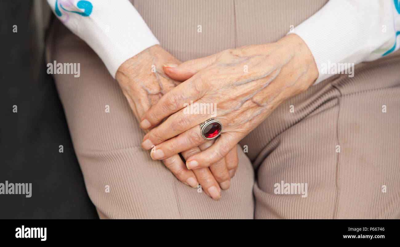 Älterer Mensch, Frau mit Händen gefalteten, Senioren, anziano con mani di appoggio Foto Stock