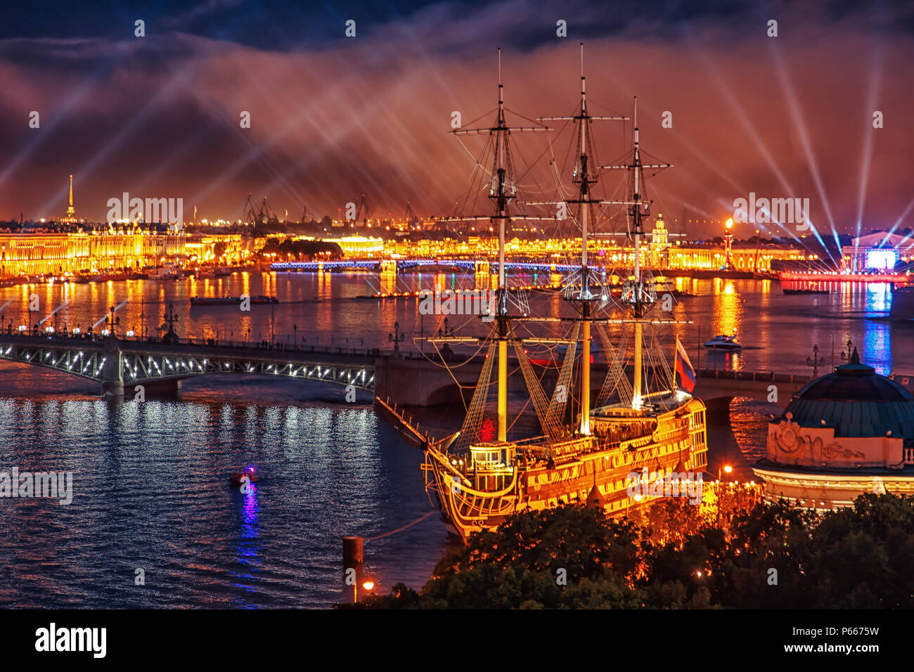 Scarlet Sails Celebrazione a San Pietroburgo. Festa tradizionale di laureati. Foto Stock