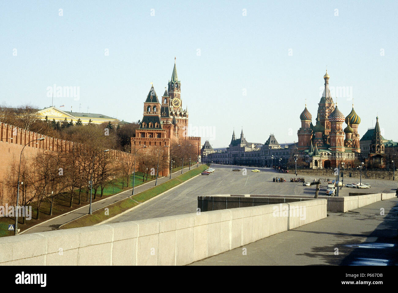Il Cremlino (sinistra) e St basilici cattedrale (a destra). Guardando verso la Piazza Rossa. Mosca, Russia. Foto Stock