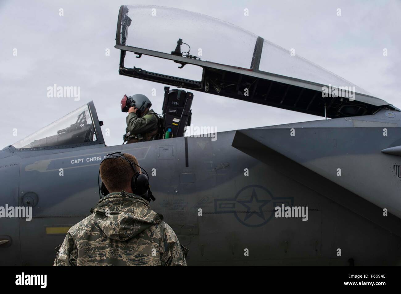 Stati Uniti Air Force Senior Airman Dyllan Jones, un capo equipaggio assegnati alla 67th manutenzione aeromobili, unità di Kadena Air Base, Giappone, prepara un F-15 Eagle Tactical Fighter jet prima di un lancio in Eielson Air Force Base in Alaska, 4 maggio 2016, durante la bandiera rossa-Alaska (RF-A) 16-1. RF-A è una serie di Pacific Air Forces commander-campo diretto in esercizi di addestramento per gli Stati Uniti e il partner le forze della Nazione, fornendo offensiva combinata contro-aria, interdizione, chiudere il supporto aereo e la grande forza della formazione professionale in un combattimento simulato l'ambiente. (U.S. Air Force photo by Staff Sgt. Joshua Turner) Foto Stock