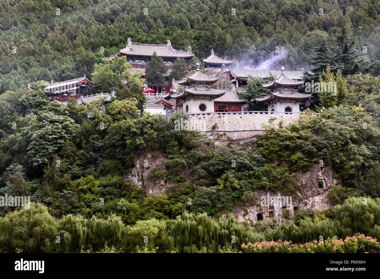 Tempio Xiangshan presso le Grotte di Longmen, Luoyang, Cina Foto Stock