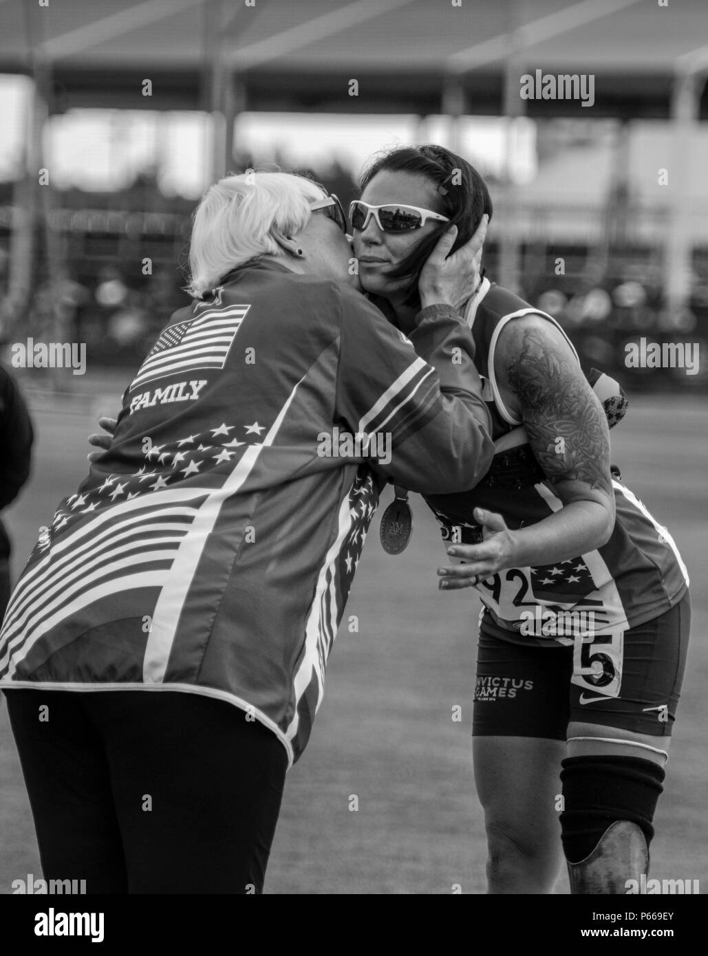 160510-F-WU507-010: Marine Corps veterano Lance Cpl. Sarah timone, noi del team, è presentata una medaglia d'oro per via a ESPN Wide World Sports Complex presso il Walt Disney World, a Orlando, Florida, 10 maggio 2016. Il 2016 Invictus Games ha ufficialmente inaugurato con la cerimonia 8 maggio e 14 nazioni sarà competere attraverso il 12 maggio in più adaptive eventi sportivi. (U.S. Air Force foto di Senior Master Sgt. Kevin Wallace/RILASCIATO) Foto Stock