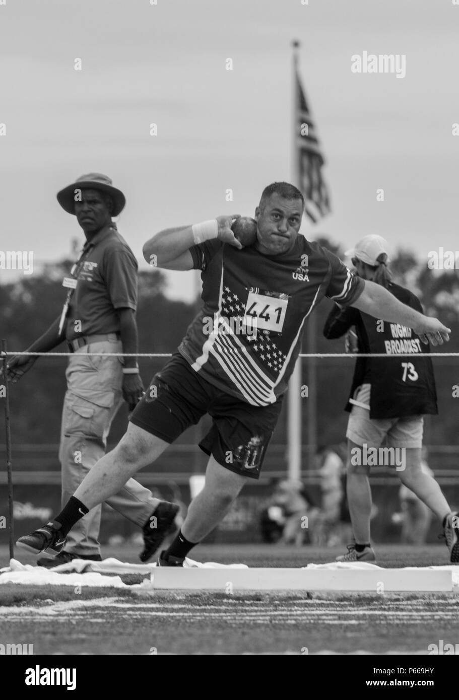 160510-F-WU507-009: Esercito Sgt. Sean gancio (Ret.), Team US, getta una standing colpo messo a ESPN Wide World Sports Complex presso il Walt Disney World, a Orlando, Florida, 10 maggio 2016. Il 2016 Invictus Games ha ufficialmente inaugurato con la cerimonia 8 maggio e 14 nazioni sarà competere attraverso il 12 maggio in più adaptive eventi sportivi. (U.S. Air Force foto di Senior Master Sgt. Kevin Wallace/RILASCIATO) Foto Stock