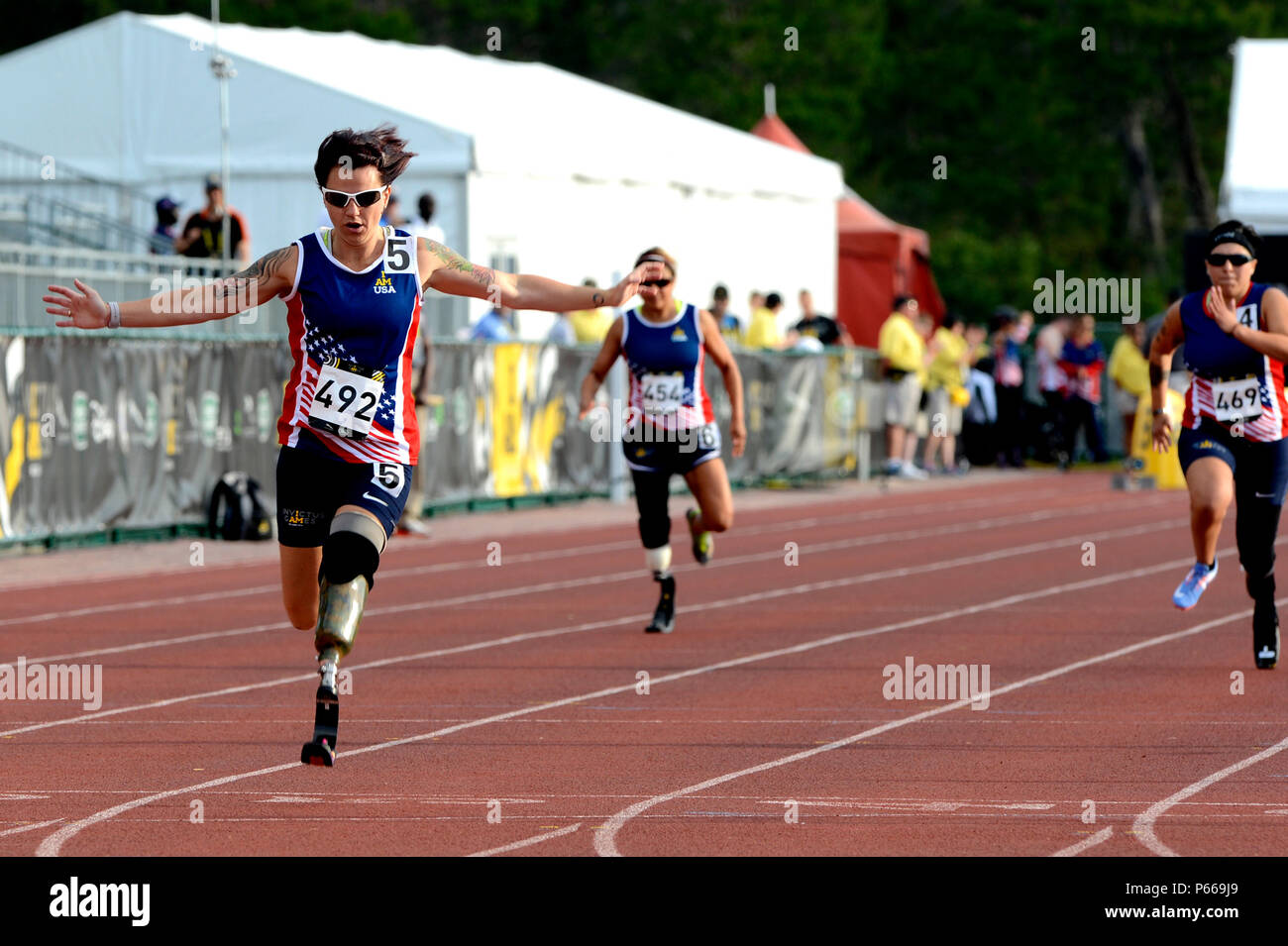 Stati Uniti Marine Cpl corp. Sarah timone, veterano, finisce per primo in 100 metri di sprint presso la pista e il campo finale per la Invictus Games 2016 a Orlando, in Florida, 10 maggio 2016. La Invictus giochi sono composti da 14 nazioni, oltre 500 concorrenti militare, gareggiando in dieci eventi sportivi possono 8-12, 2016. (U.S. Air Force photo by Staff Sgt. Carlin Leslie/rilasciato) Foto Stock