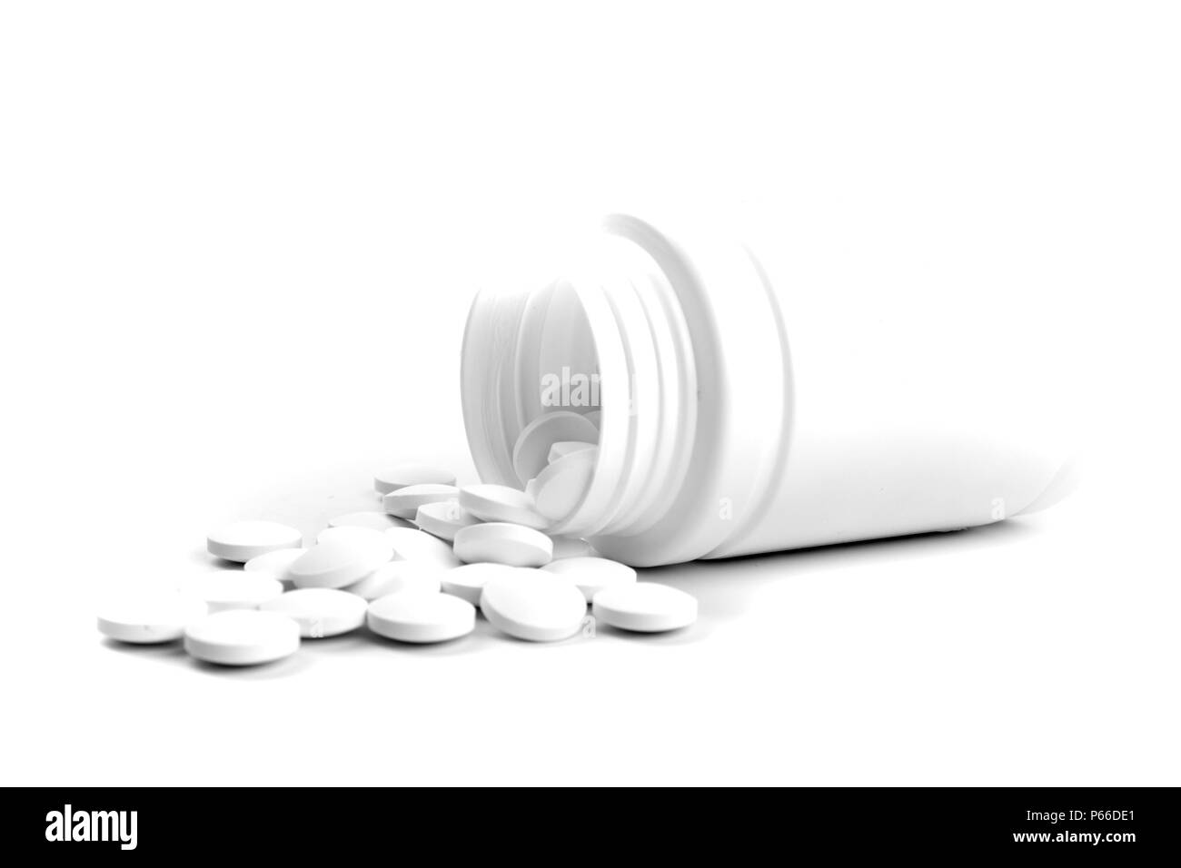 La bottiglia di plastica con le pillole su sfondo bianco Foto Stock