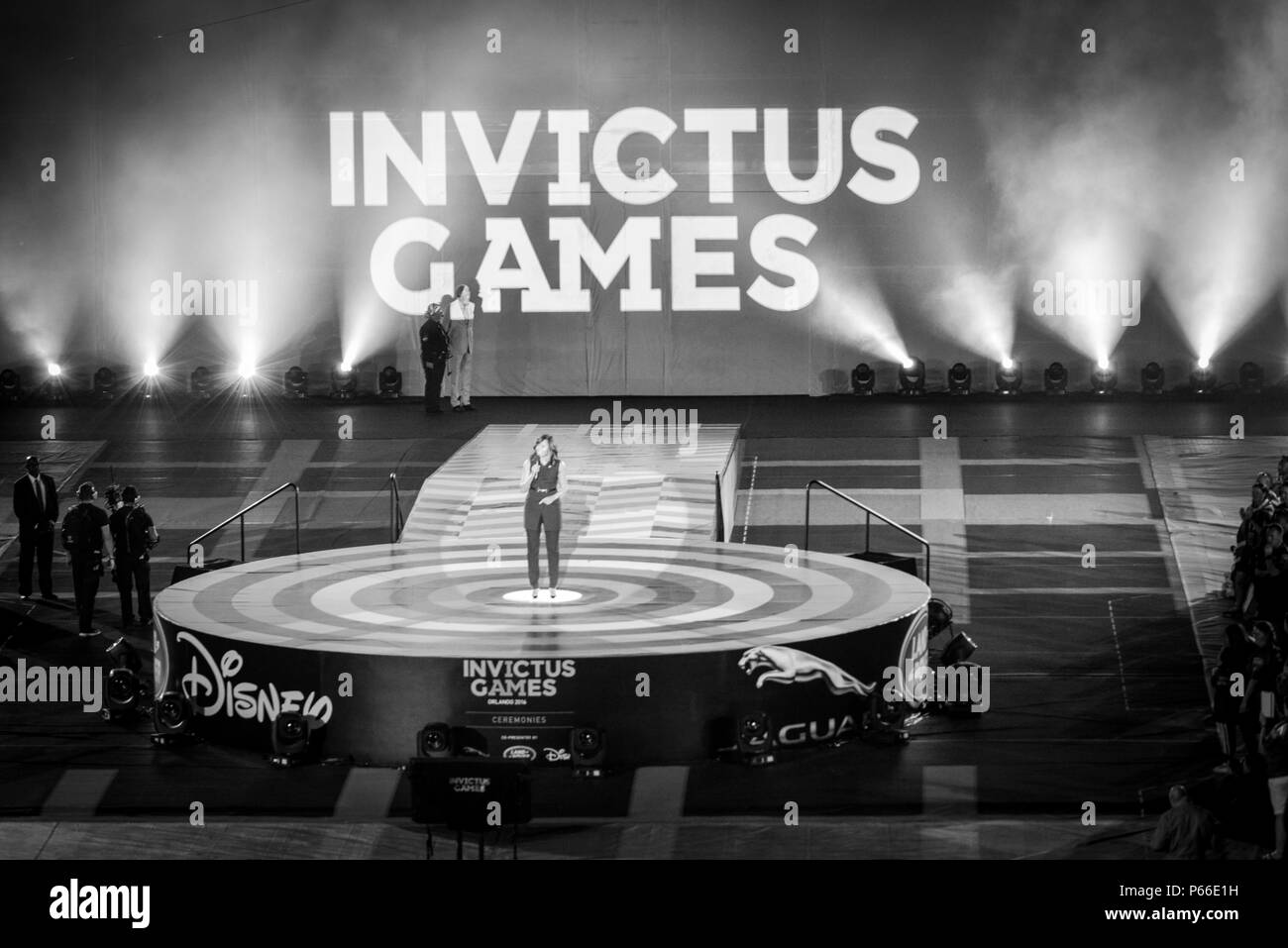 160508-F-WU507-155: U.S. La First Lady Michelle Obama parla durante la cerimonia di apertura per il 2016 Invictus giochi presso la ESPN Wide World Sports Complex presso il Walt Disney World, a Orlando, Florida, 8 maggio 2016. Il 2016 Invictus Games ha ufficialmente inaugurato con la cerimonia e quindici nazioni saranno in concorrenza per i prossimi cinque giorni in più adaptive eventi sportivi. (U.S. Air Force foto di Senior Master Sgt. Kevin Wallace/RILASCIATO) Foto Stock