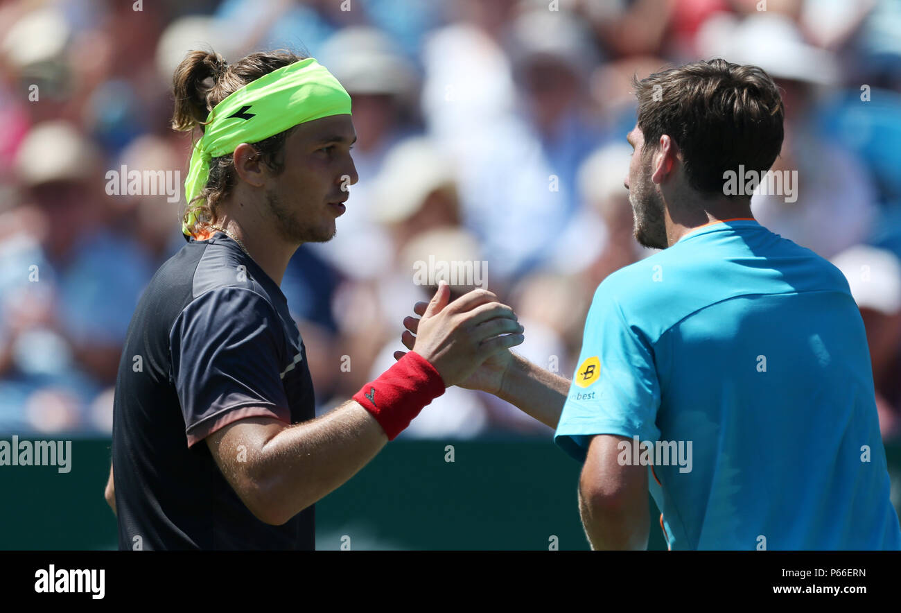 Cameron Norrie (destra) dopo aver perso a Lukas Lacko durante il giorno cinque della natura internazionale della valle in Devonshire Park, Eastbourne. Foto Stock